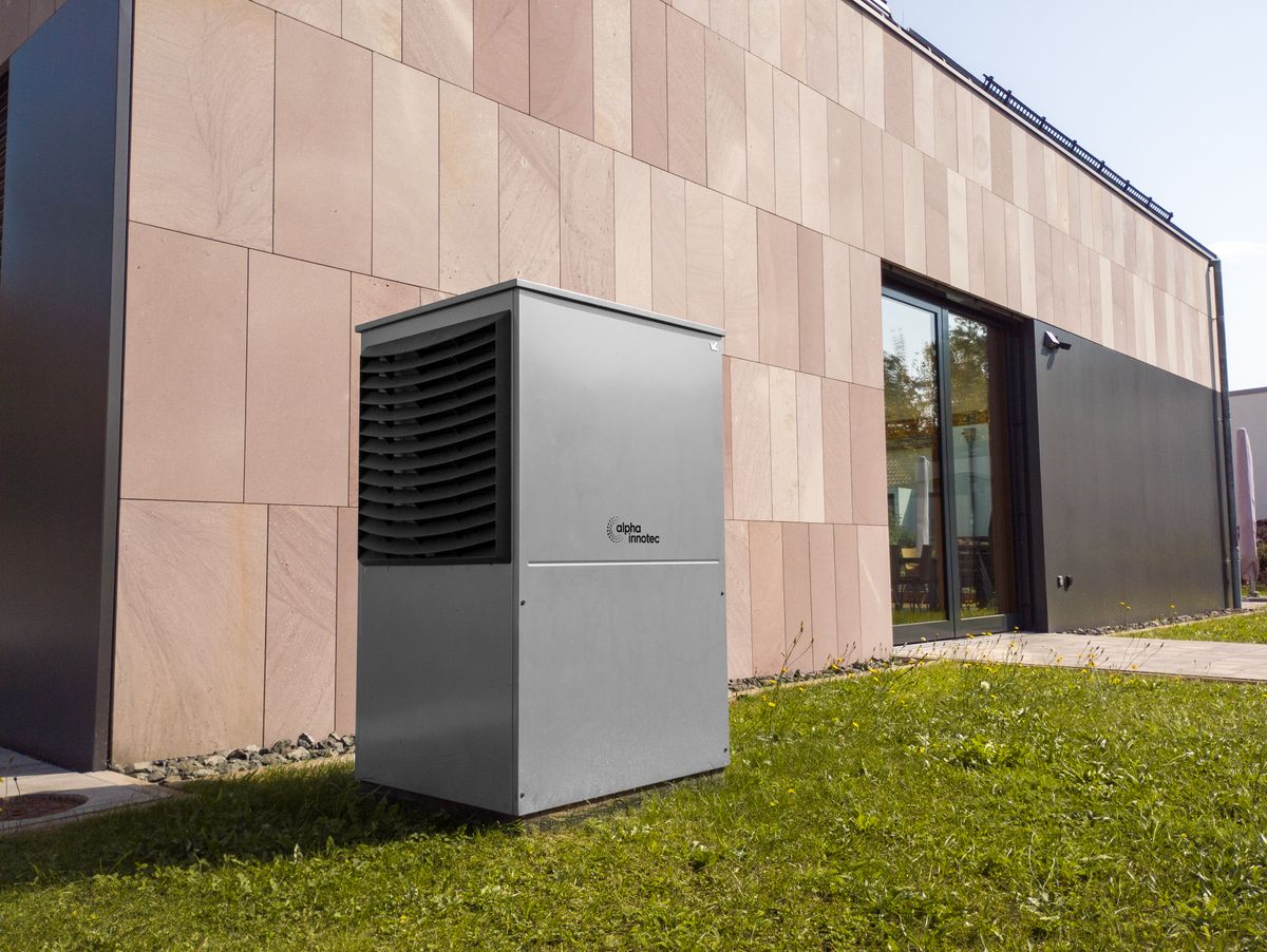 Unité extérieure de pompe à chaleur air/air installée le long d'une façade